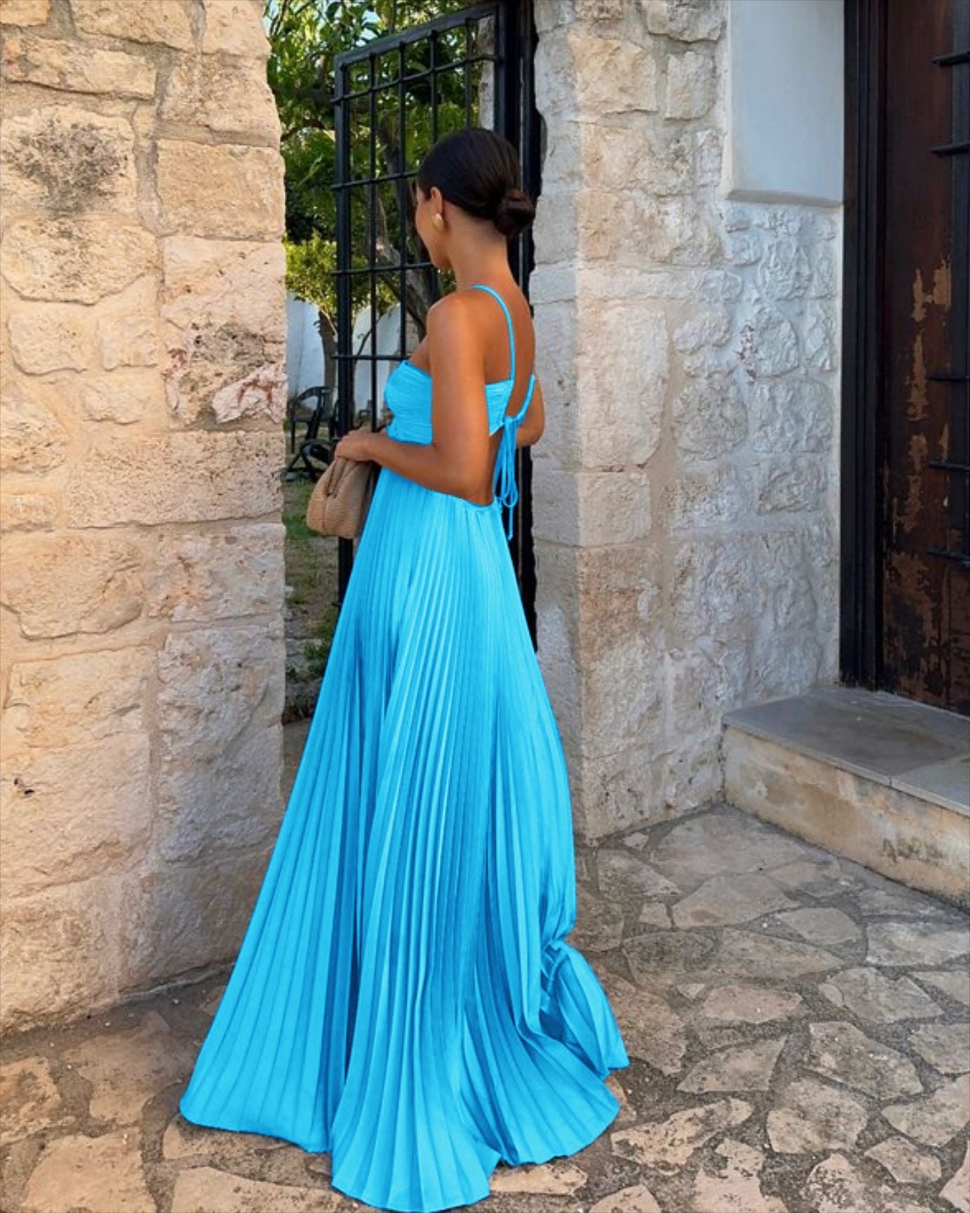 Robe Élégante Plissée à Bretelles – Taille Haute & Dos Ajourné